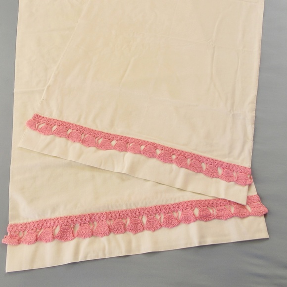 VTG 50's 60's Pair / Set Pillowcases with Pink Crochet Detail - Picture 2 of 5
